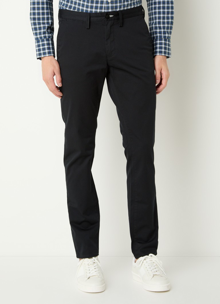 Pantaloni chino Gant slim fit, confecționați din amestec de bumbac organic, cu buzunare laterale.