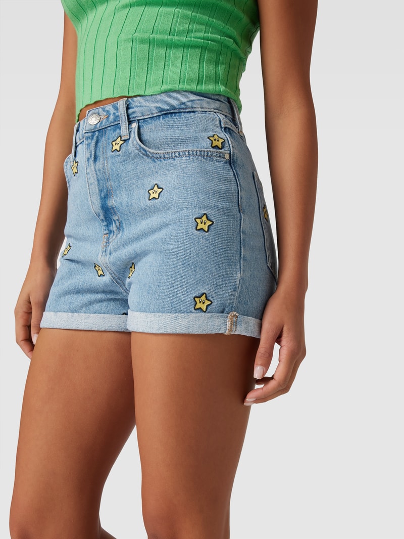 Jeansshorts mit fixierten Beinumschlägen in hellblau