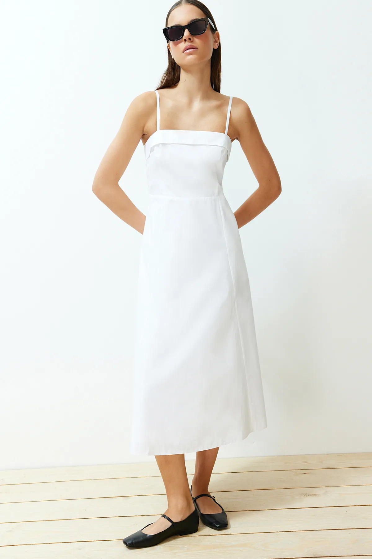 Trendyol Collection  Weißes Midi-Kleid aus 100 % gewebter Baumwollpopeline TWOSS24EL00031