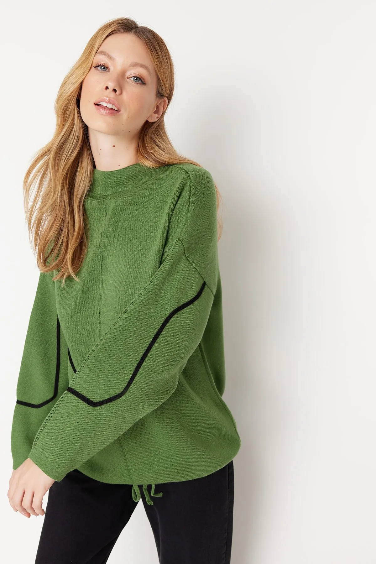 Trendyol Modest  Grüner Strickpullover mit Paspelierung und detailliertem Muster TCTAW22AK0002