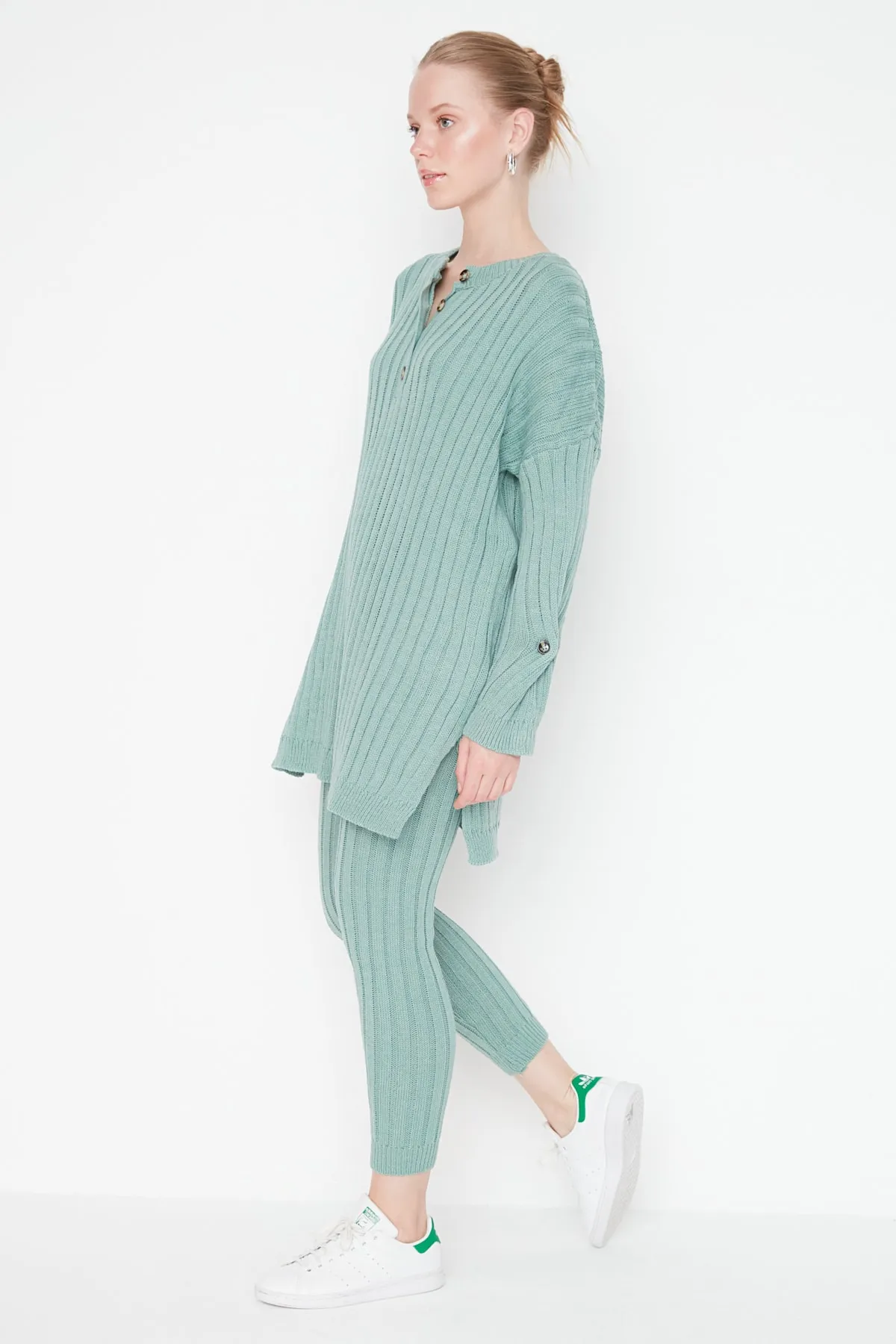 Trendyol Collection  Mintfarbenes Set aus gerippter Hose und Strickoberteil und -unterteil TWOAW22AU0039