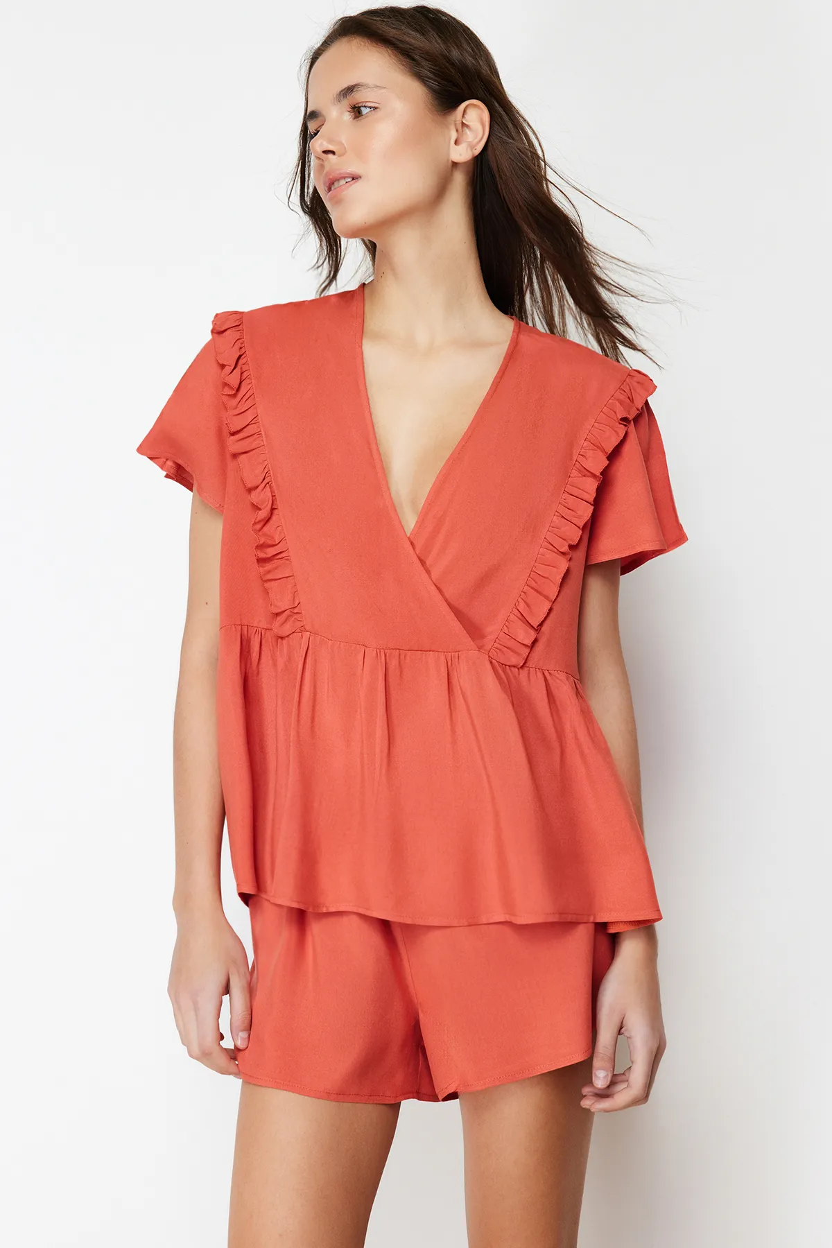 Trendyol Collection  Pyjama-Set aus gewebter Viskose mit Zimtrüschen und Details THMSS24PT00055
