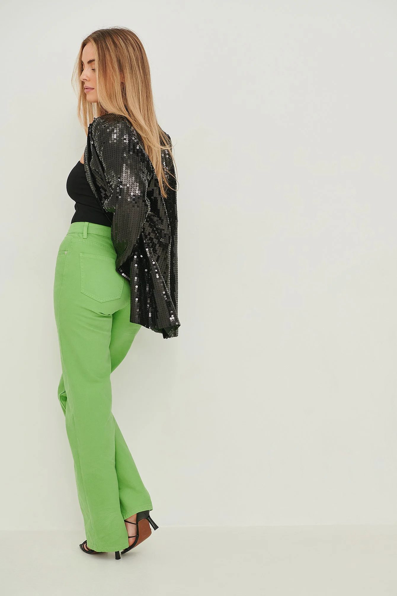 Jeanshose mit weitem Bein und asymmetrischem Verschluss