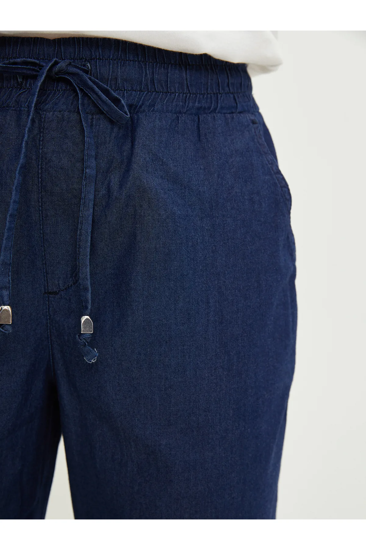 LC Waikiki  Bequeme Passform, gerade geschnittene Jeanshose für Damen mit Taschendetail und elastischem Bund