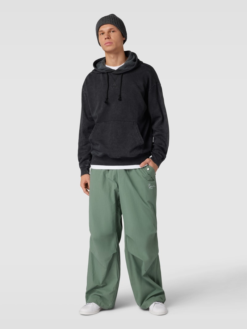 Hoodie mit überschnittenen Schultern in schwarz