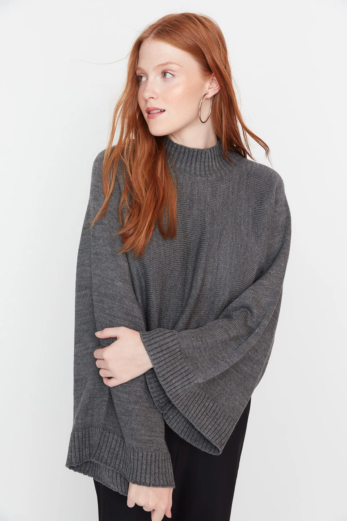Trendyol Collection  Anthrazitfarbener Strickpullover mit Fledermausärmeln TWOAW23KZ01838
