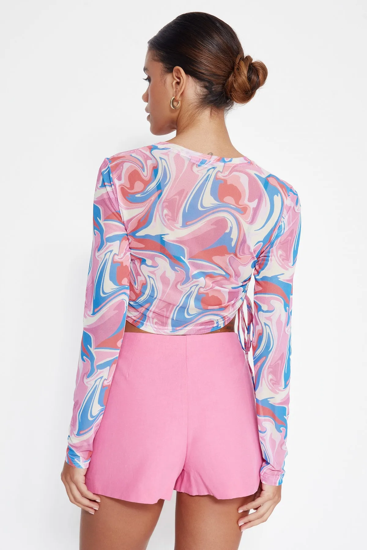 Trendyol Collection  Mehrfarbig bedruckte, geraffte, detaillierte Basic-Crop-Strickbluse mit Rundhalsausschnitt und flexiblem Tüll TWOSS23BZ00687