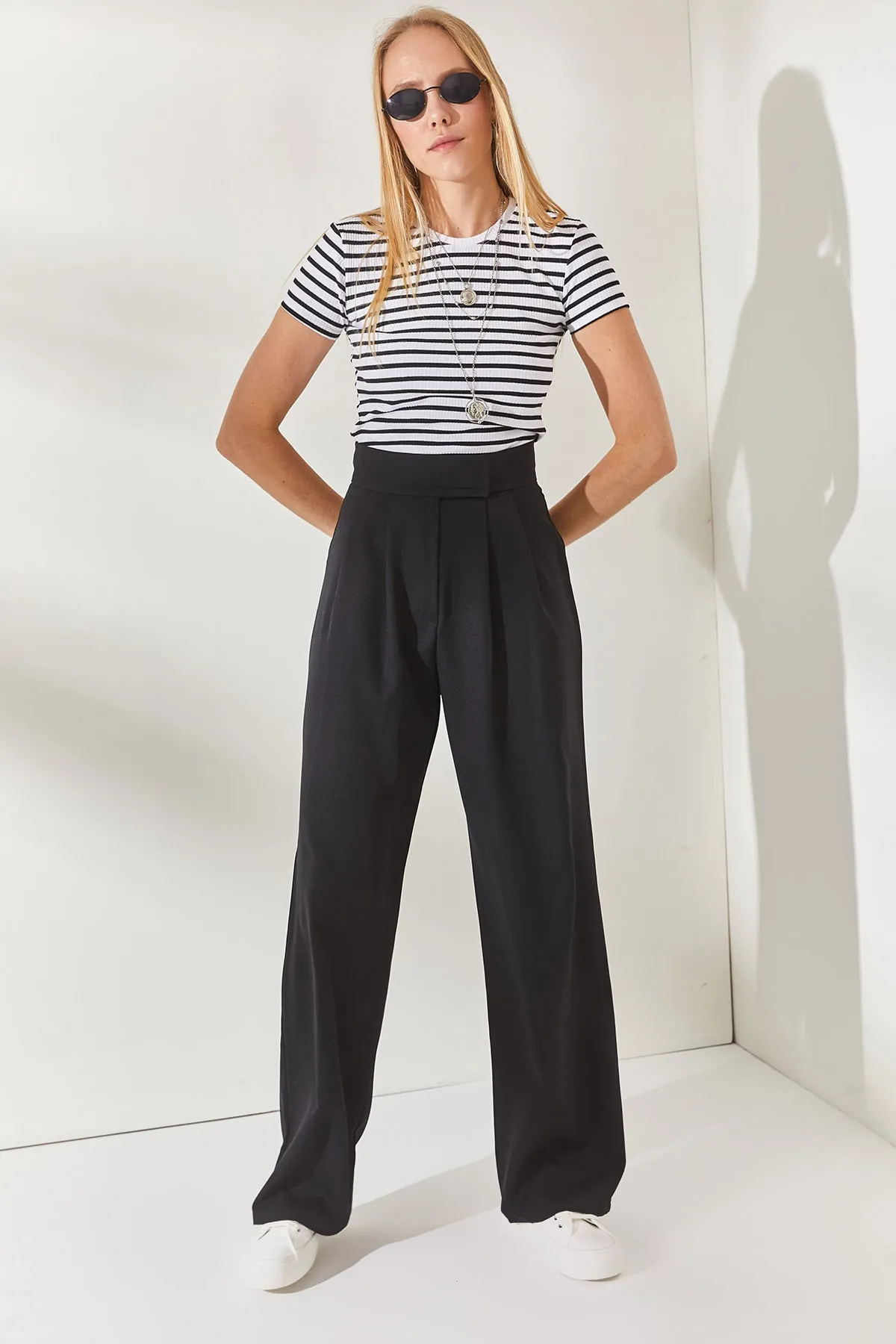 Olalook  Schwarze, plissierte Palazzo-Hose mit Klettverschluss am Bund PNT-19000222