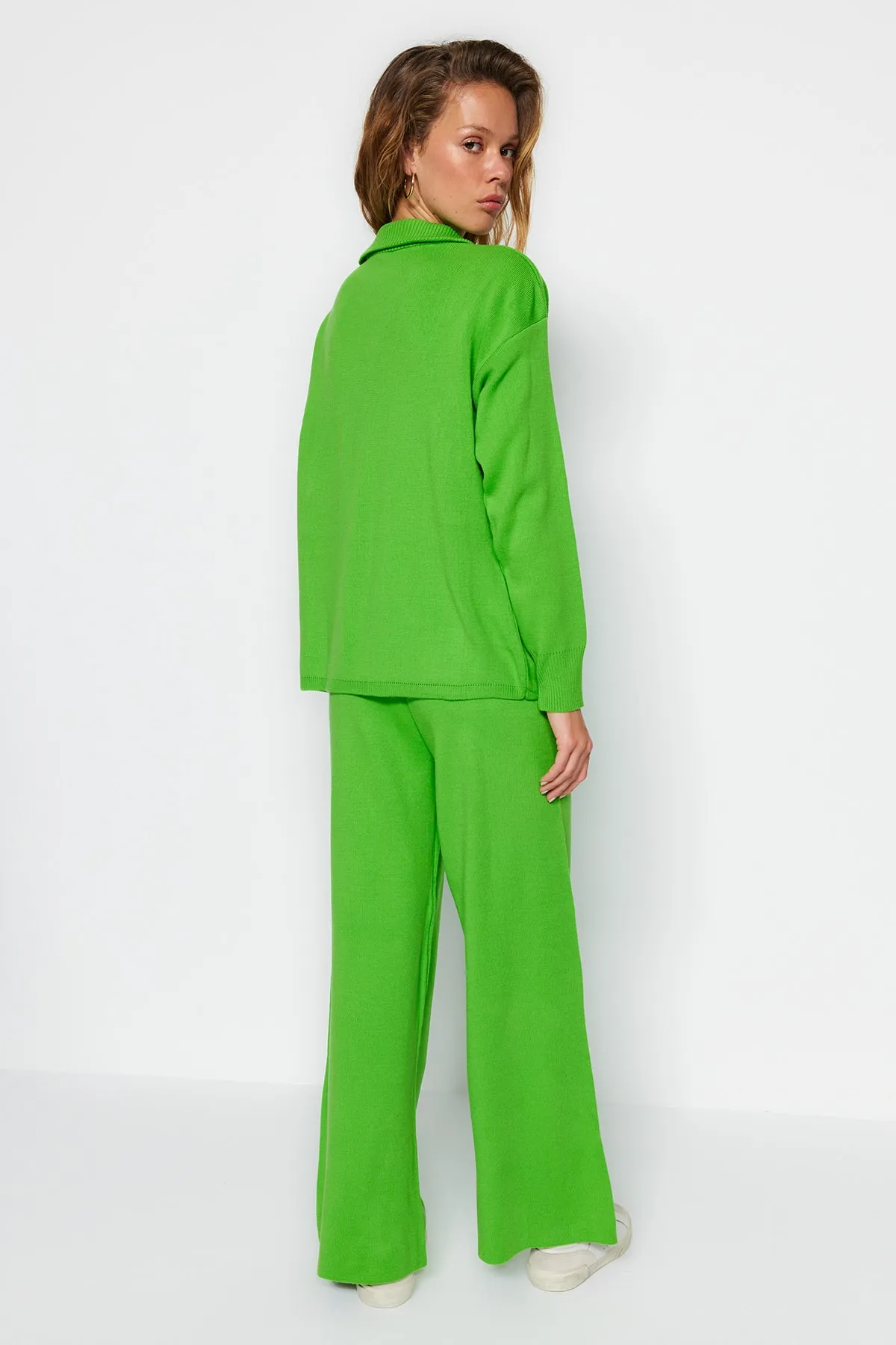 Trendyol Collection  Grünes, weit geschnittenes Strickoberteil und -unterteil-Set TWOAW24AU00010