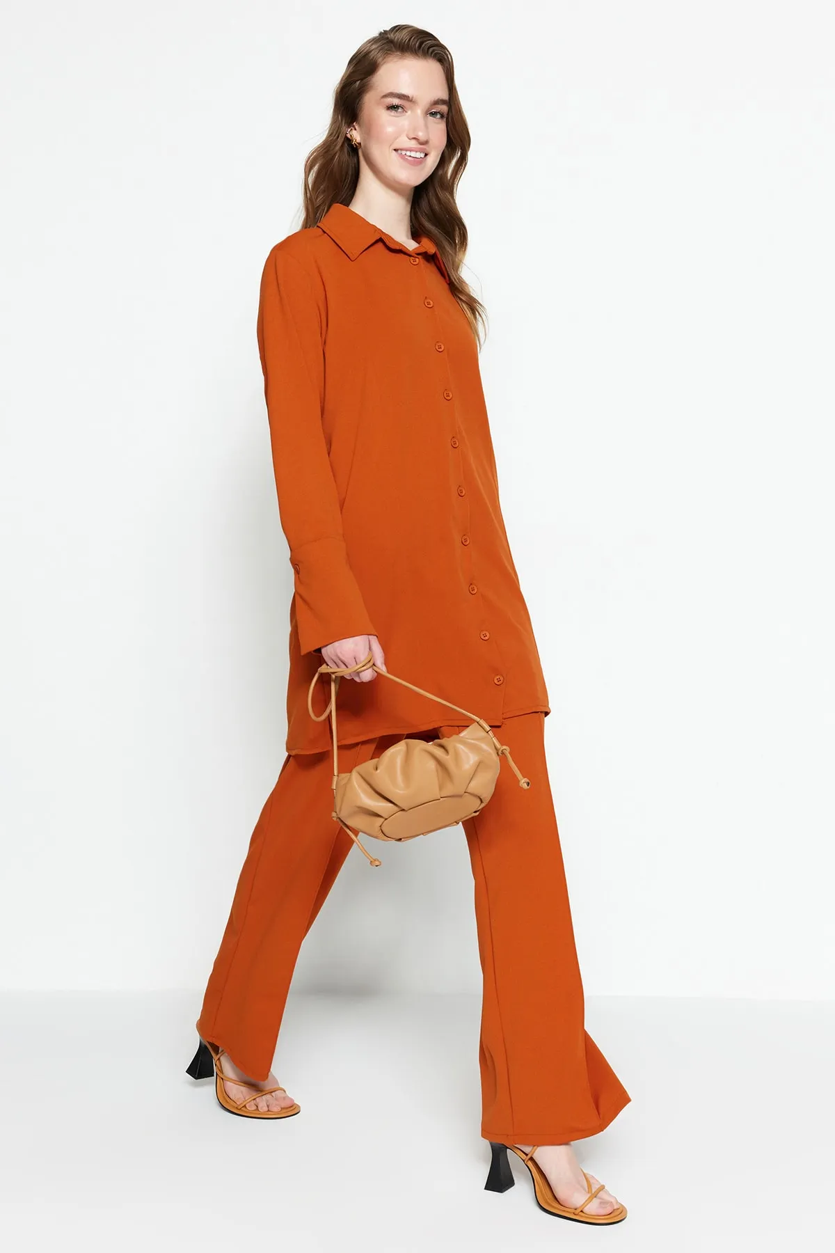 Trendyol Modest  Hemd-Hosen-Set aus gewebtem Krepp in Zimtfarbe TCTSS23US00060