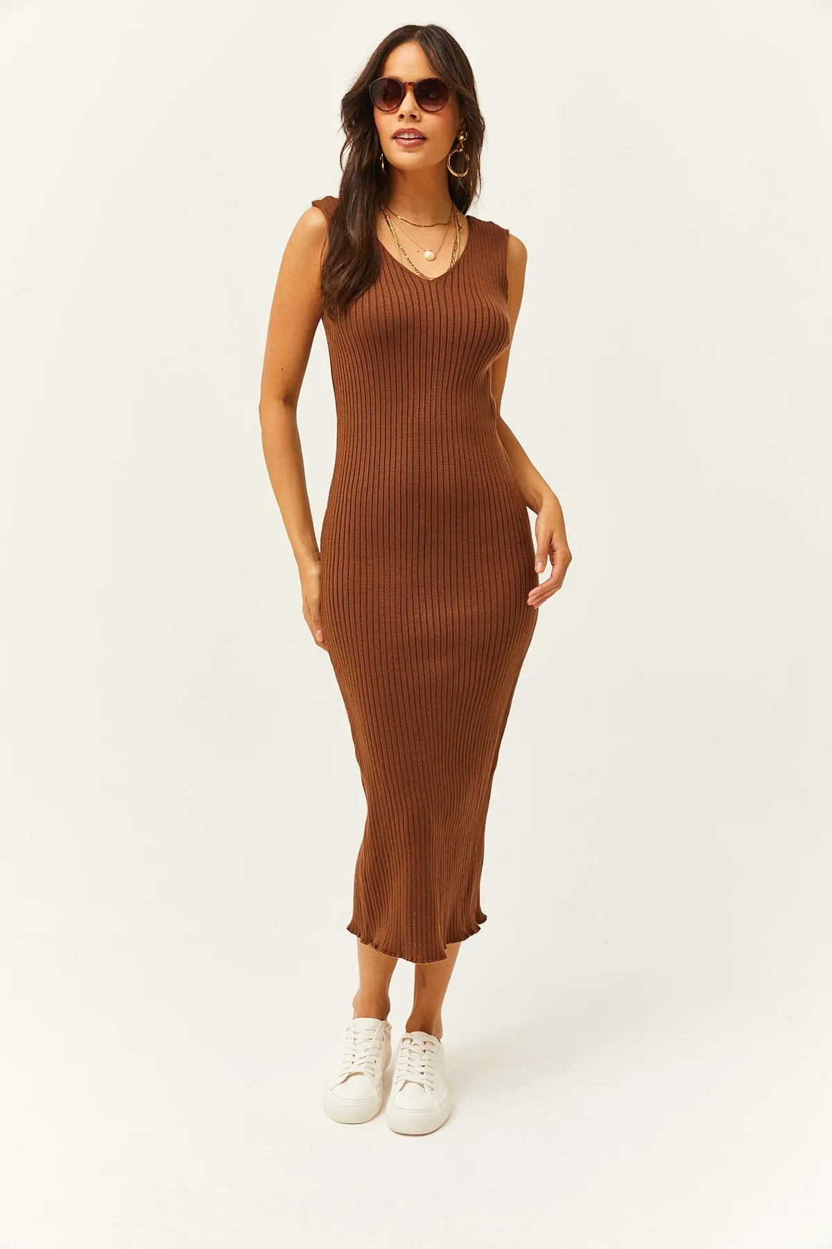 Olalook  Damen-Strickanzug in Bitterbraun mit Oberteil, bauchfreiem Pullover, Trägerkleid unten, TKM-19000176