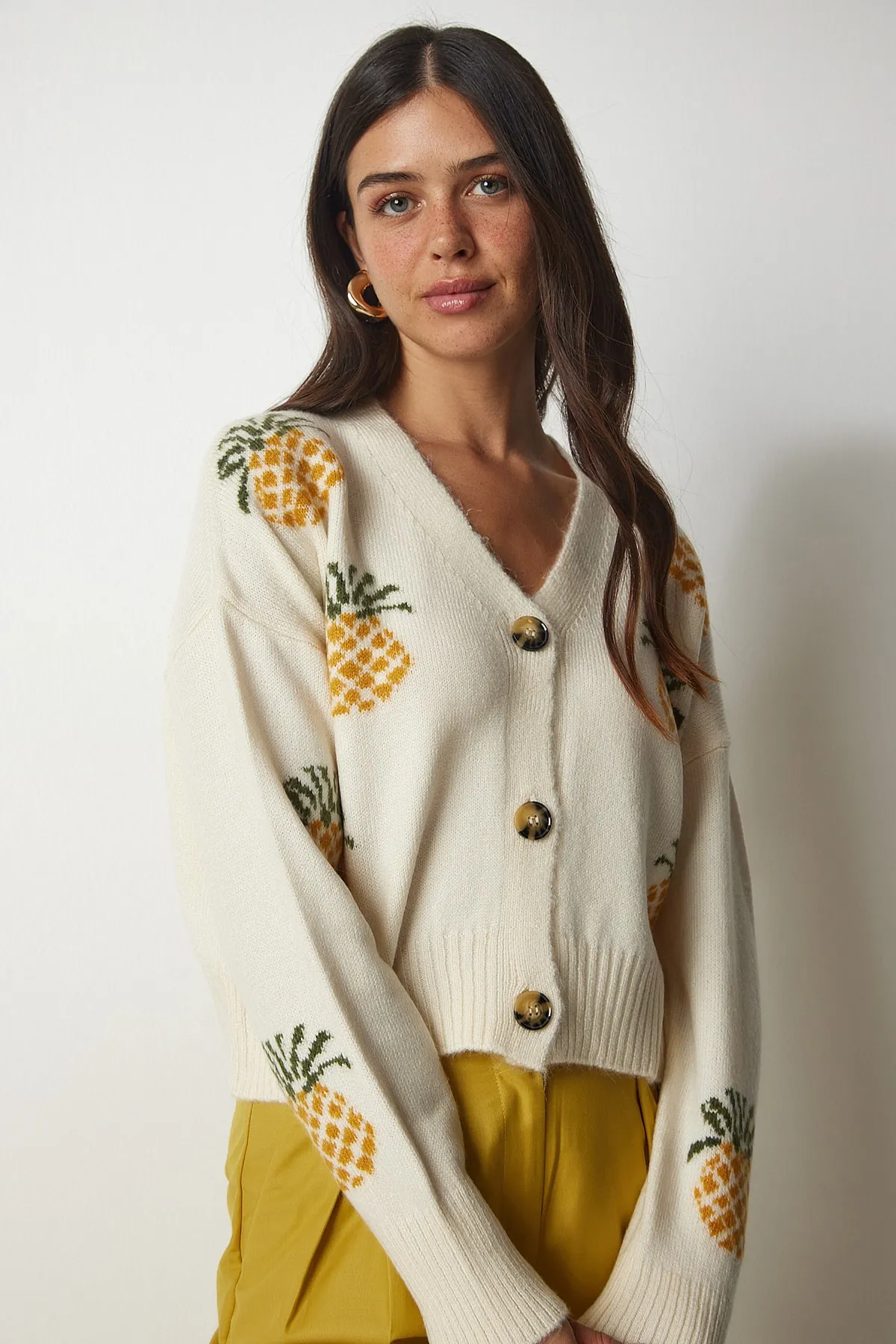 Happiness İstanbul  Cremefarbene, senffarbene Strickjacke mit Muster für Damen BV00101