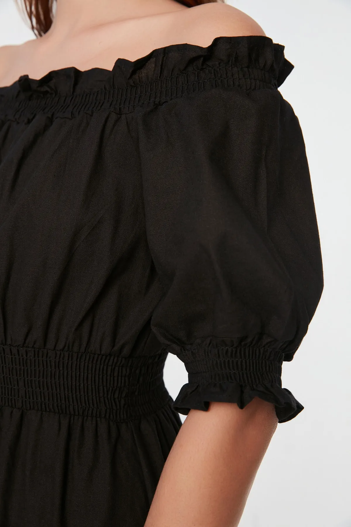 Trendyol Collection  Schwarzes, tailliertes Midi-Kleid in Gimped-Weboptik in Leinenoptik TWOSS21EL1967