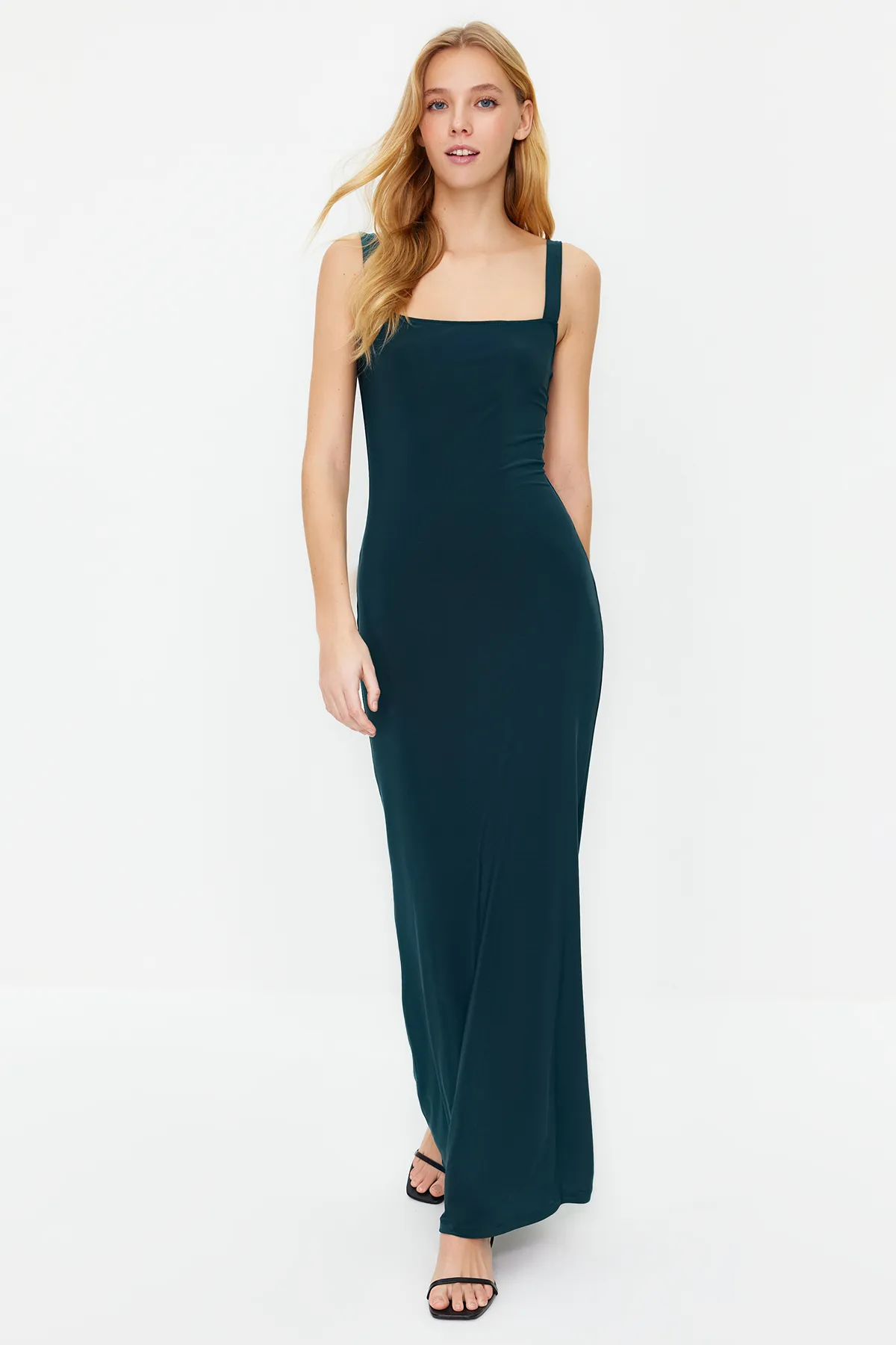 Trendyol Collection  Smaragdgrünes, figurbetontes/figurbetontes, flexibles Maxi-Bleistiftkleid aus Strick mit dicken Trägern TWOSS24EL00137