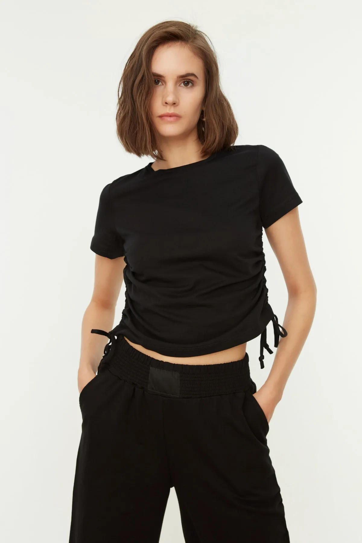 Trendyol Collection  Schwarzes Basic-Strick-T-Shirt mit Rundhalsausschnitt aus 100 % Baumwolle mit Rüschen und Details TWOSS21TS0131