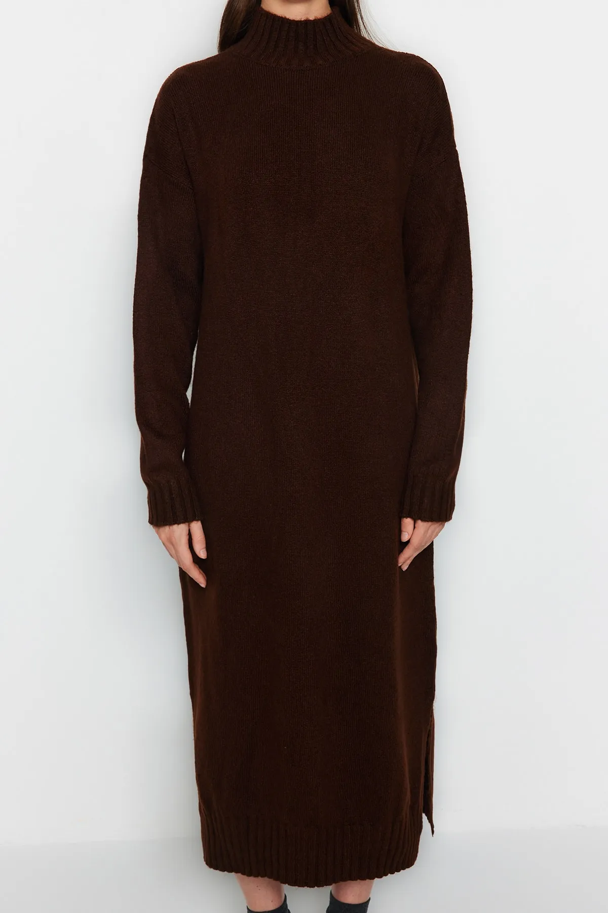 Trendyol Collection  Braunes, weit geschnittenes Midi-Strickkleid mit weicher Struktur und hohem Kragen TWOAW23EL0005