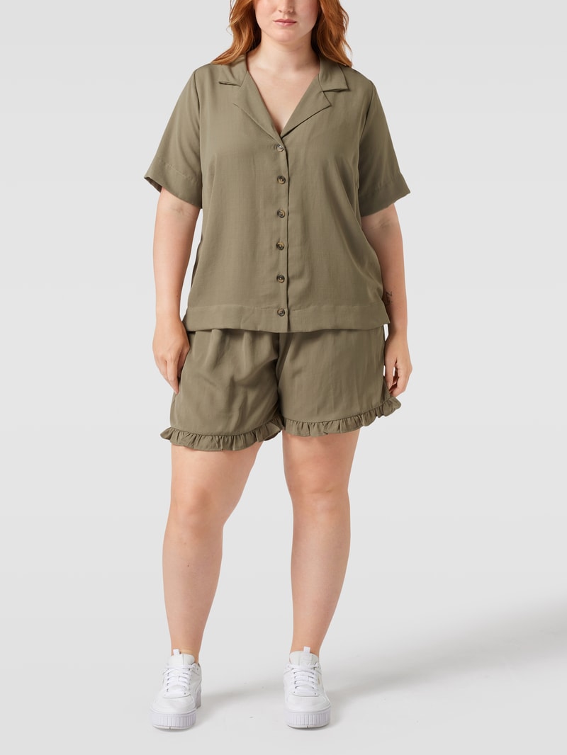 PLUS SIZE Shorts mit Volantsaum in olivgrün