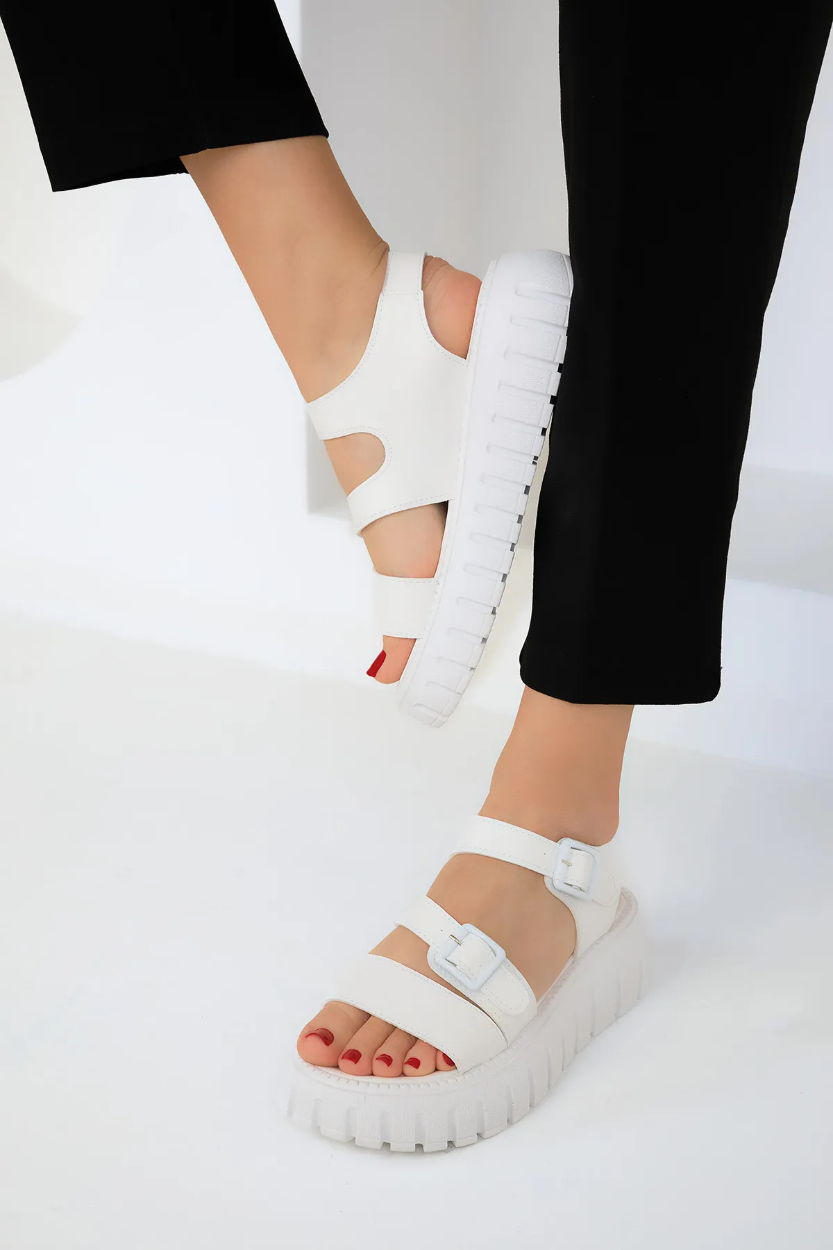 SOHO  Weiße Damensandalen 18107