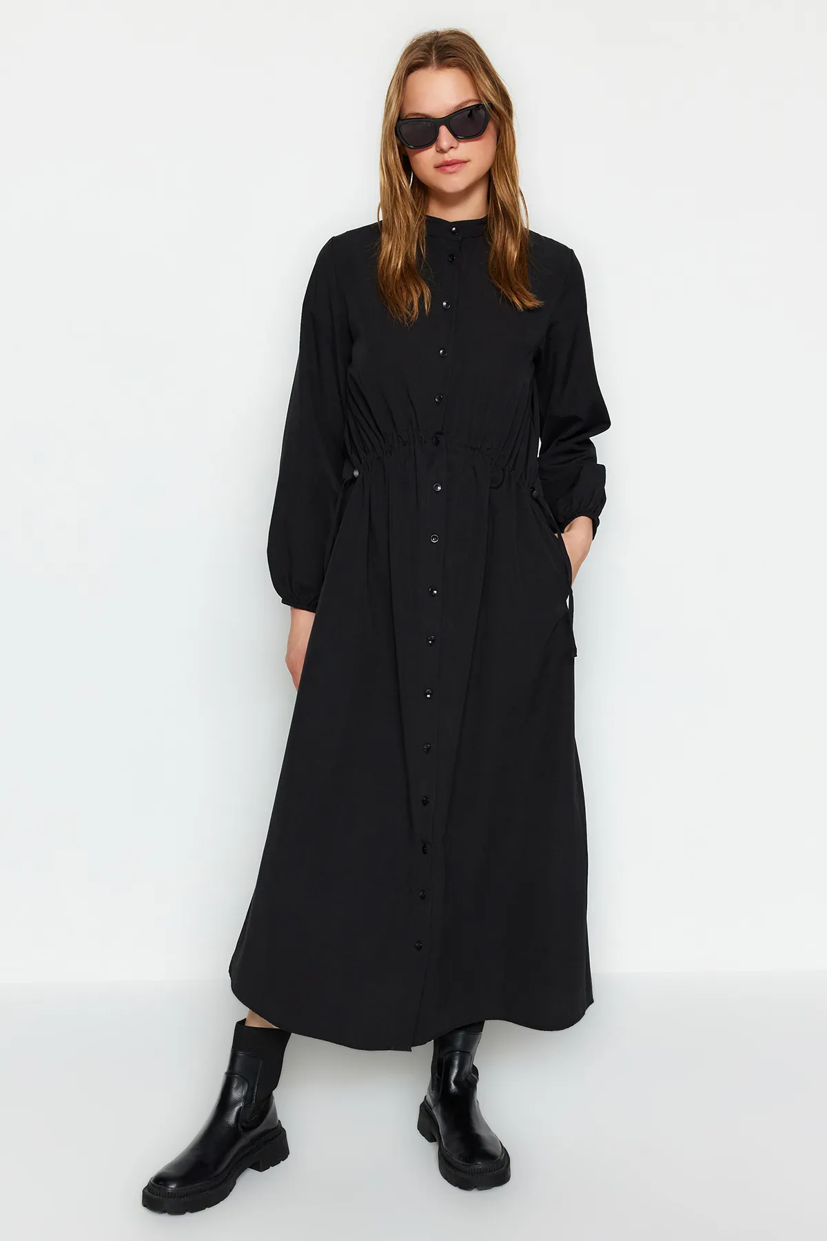 Trendyol Modest  Schwarzes Kleid aus gewebter Baumwolle mit verstellbaren Stopperdetails in der Taille TCTAW24EB00068