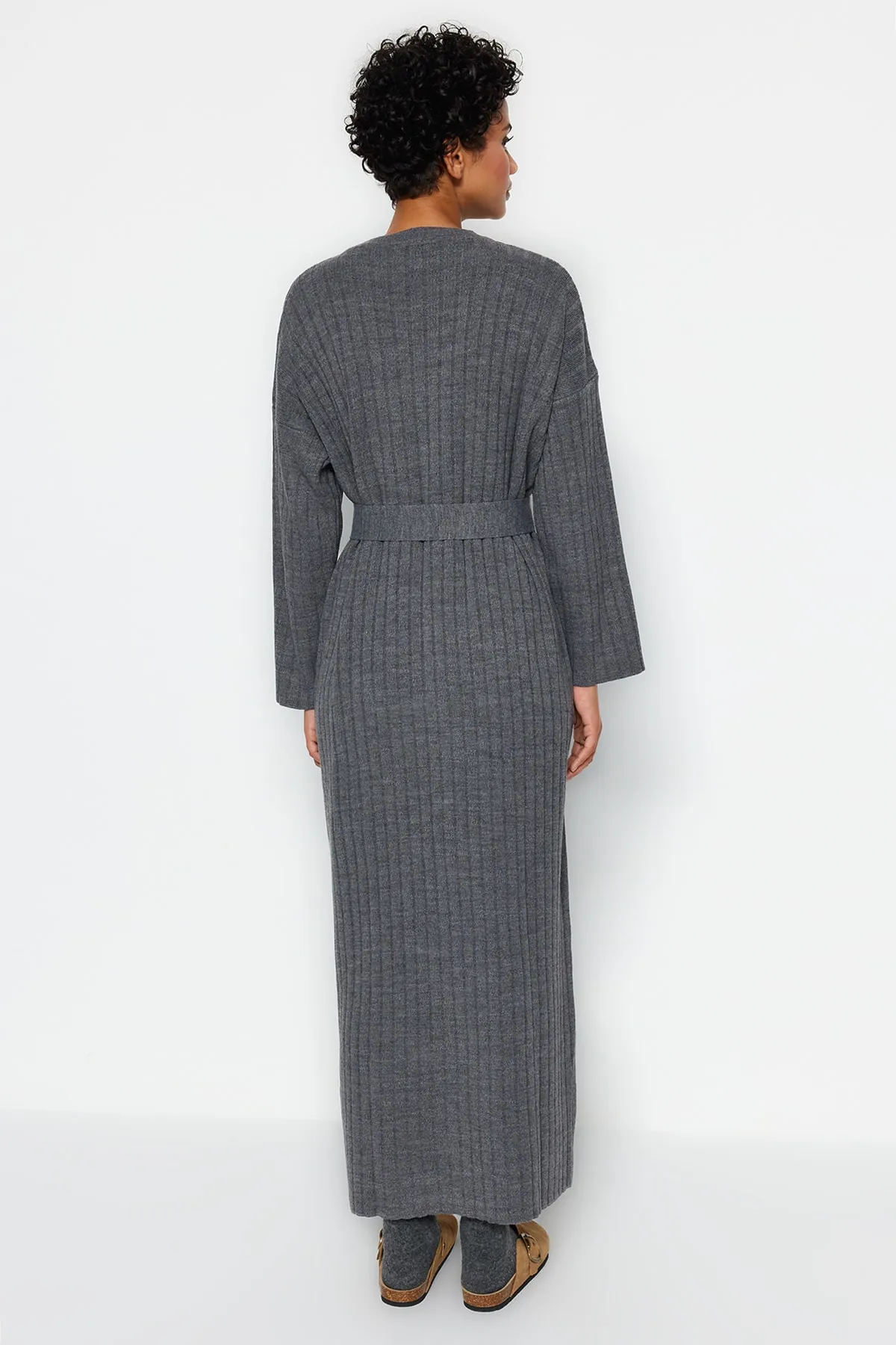 Trendyol Modest  Anthrazitfarbener, ungefütterter, schlichter Strick mit Gürtel TCTAW24EB00008