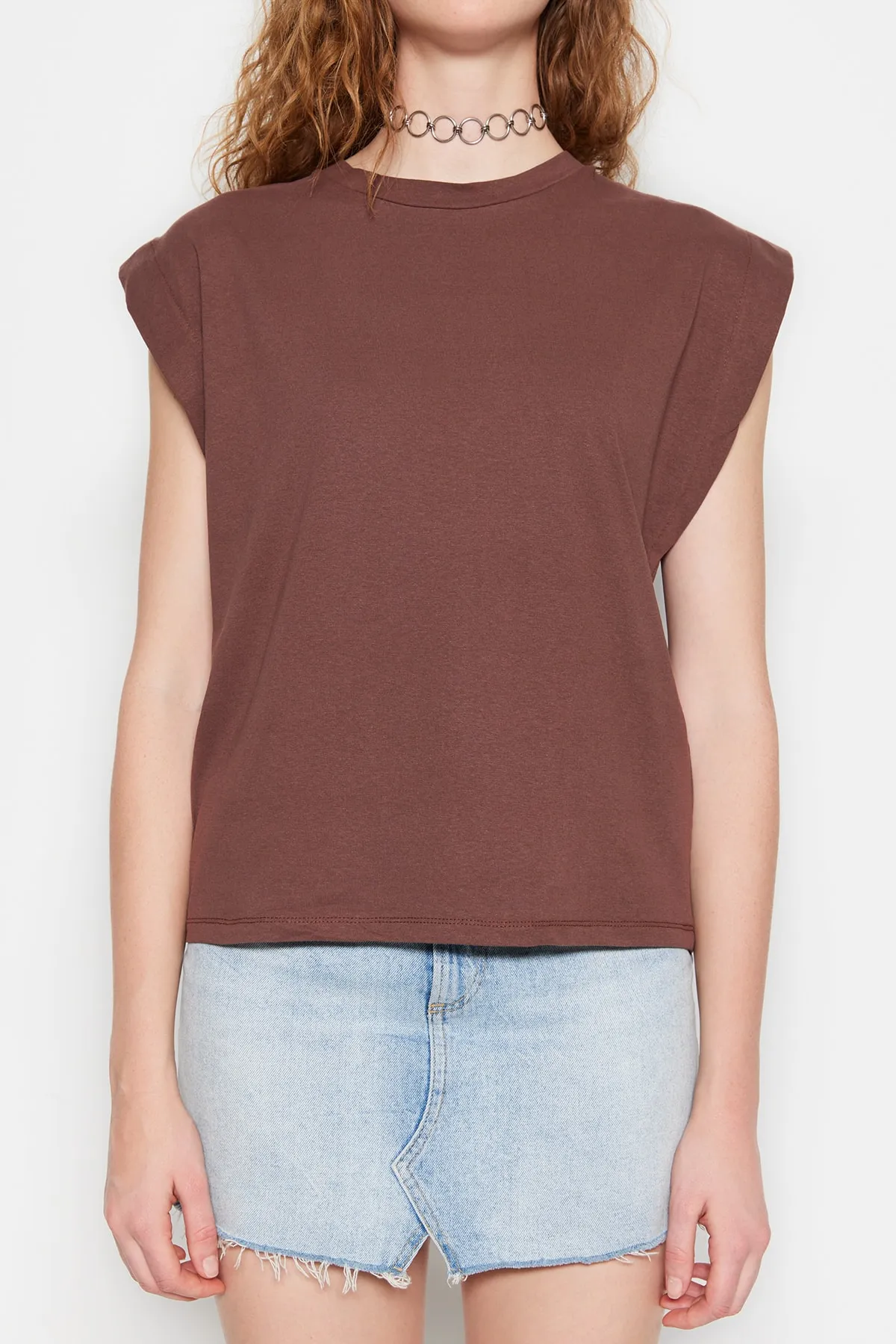Trendyol Collection  Braunes Basic-Strick-T-Shirt mit Rundhalsausschnitt aus 100 % Baumwollwatte TWOSS20TS0021