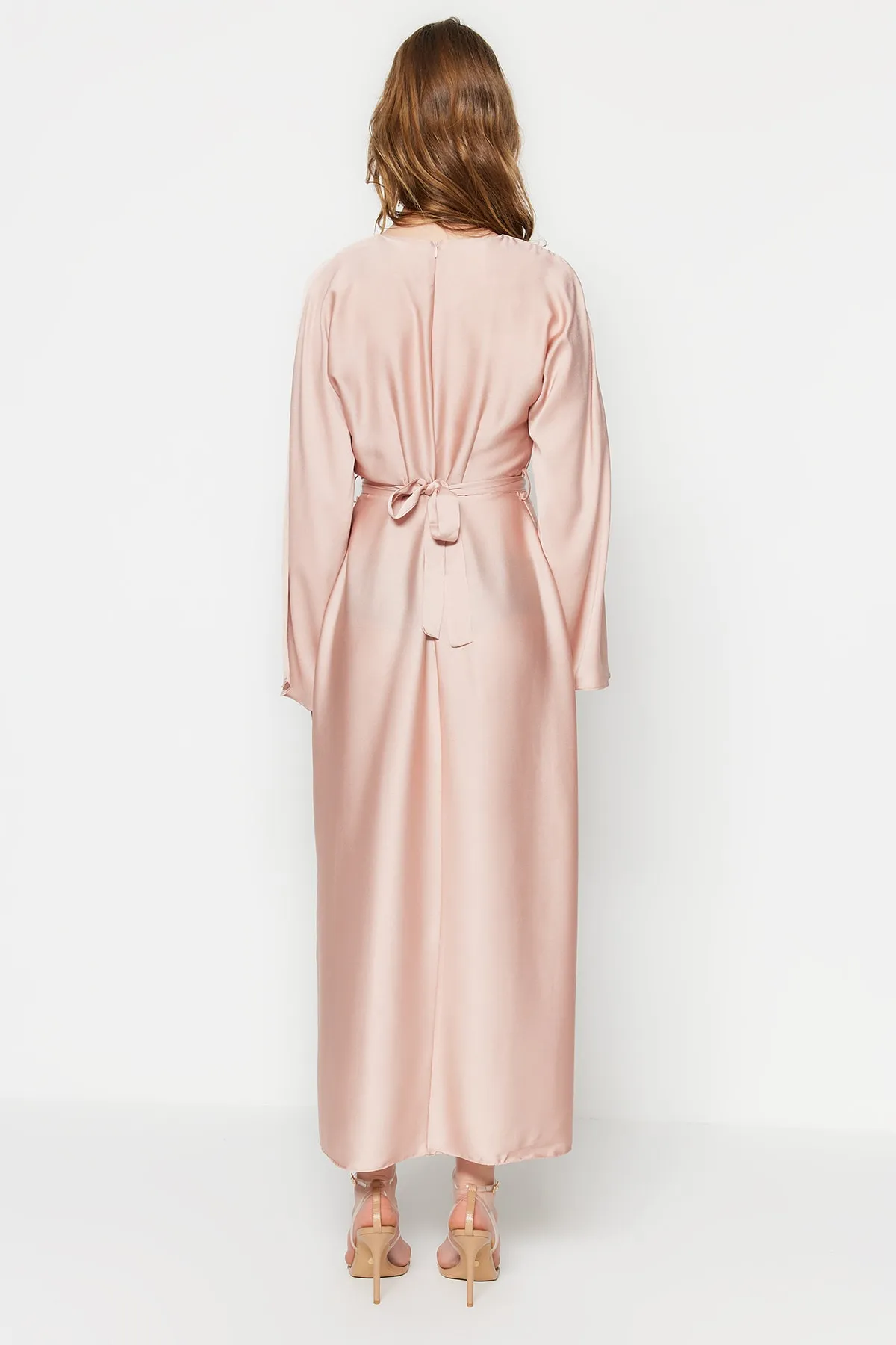 Trendyol Modest  Hellrosa Abendkleid aus Satin mit Gürtel TCTSS23DB00019