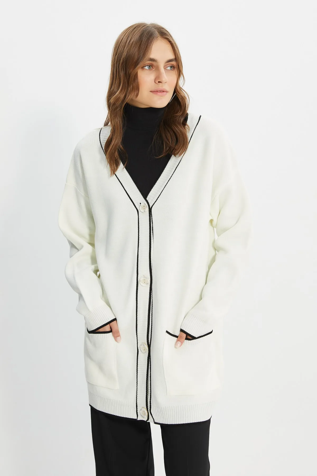 Trendyol Modest  Ecrufarbene Strickjacke mit kontrastierender Paspelierung TCTAW22TH0014