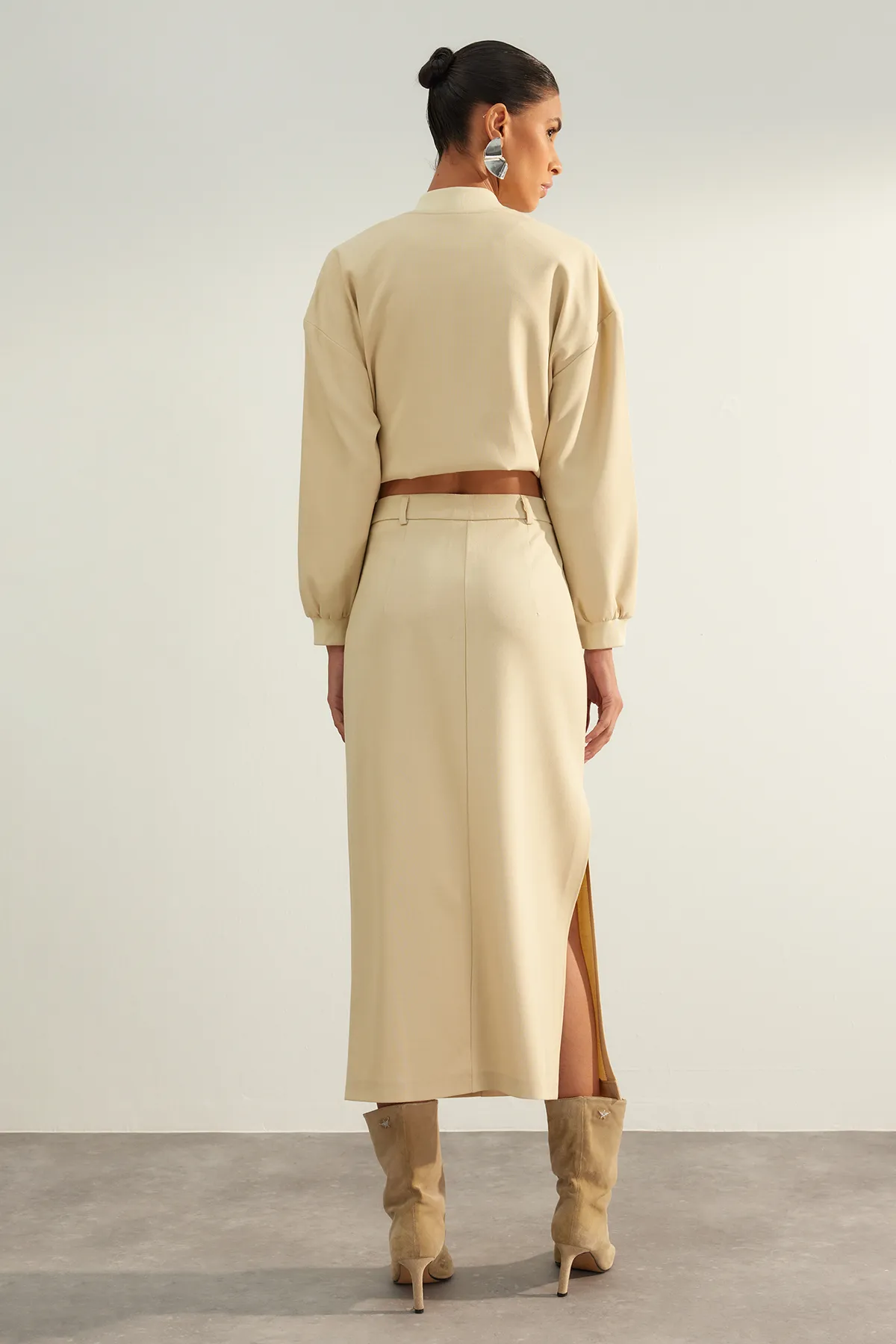 Trendyol Collection  Beiger, limitierter, hochwertiger Midi-Webrock aus Kunstleder mit Schlitz und Details TWOAW24ET00288