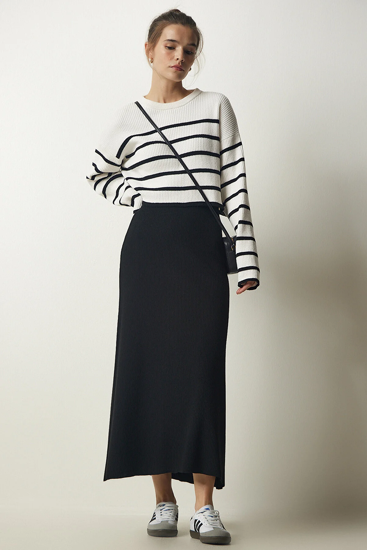 Happiness İstanbul  Schwarzer Strickrock aus Kordel für Damen PN00082