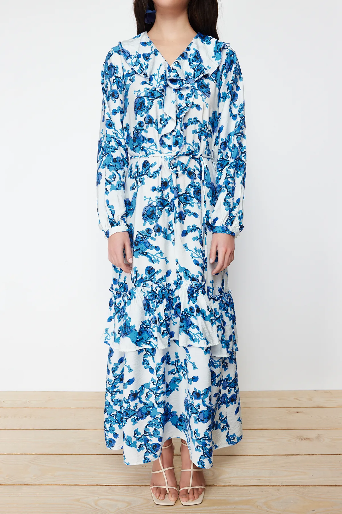 Trendyol Modest  Ecrufarbenes, gewebtes Kleid mit Blumenkragen und Rüschen TCTSS24EB00079