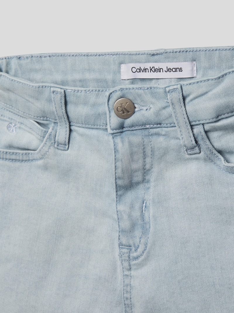 Jeansshorts mit ausgefransten Beinabschlüssen in jeans