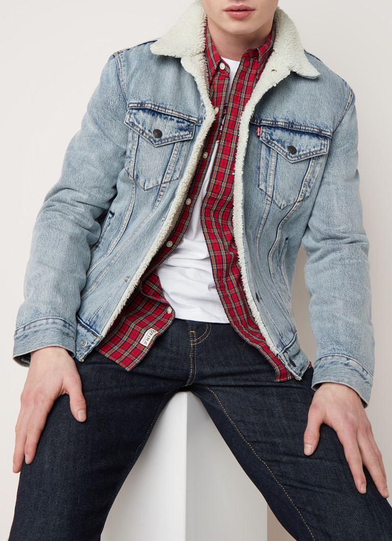 Jaqueta jeans Levi's Trucker com forro de pelúcia.