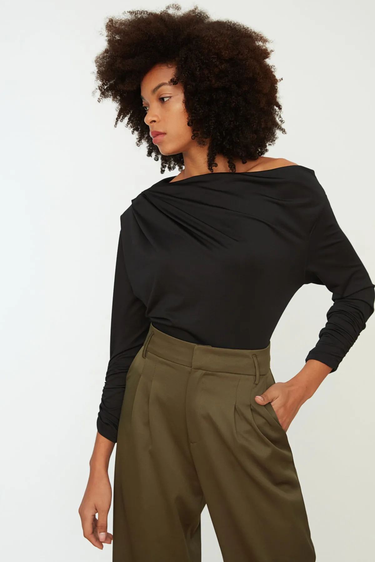 Trendyol Collection  Schwarze, fließende, dehnbare Strickbluse mit asymmetrischem Kragen TWOAW21BZ1383