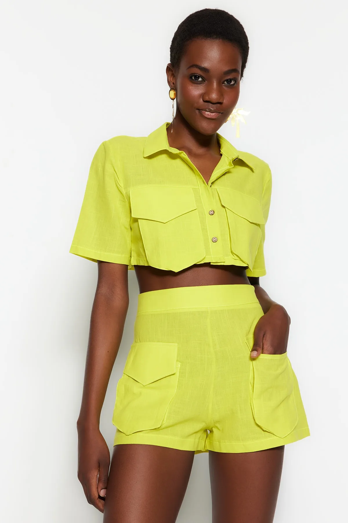 Trendyol Collection  Gelbes Strandoberteil und -unterteil mit Taschendetail TBESS22AU00007