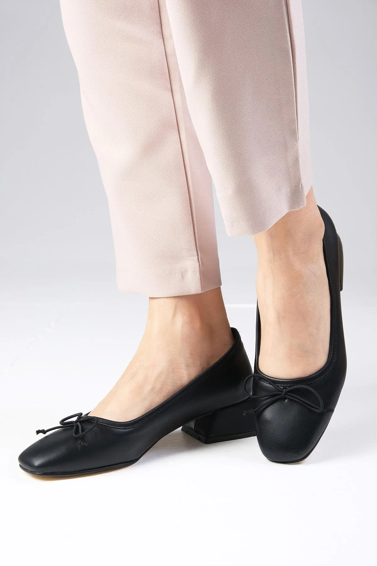 Mio Gusto  Bellamy Damen-Schuhe mit niedrigem Absatz und schwarzer Schleife