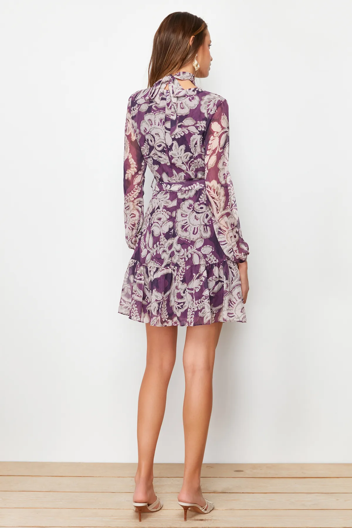 Trendyol Collection  Pflaumenfarbenes, gewebtes Kleid aus Chiffon mit Gürtel, Volants, Stehkragen und Futter TWOAW24EL00261