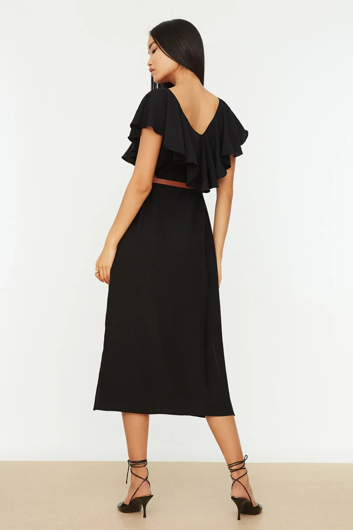 Trendyol Collection  Schwarzes gewebtes Kleid mit Gürtel TWOSS21EL0921