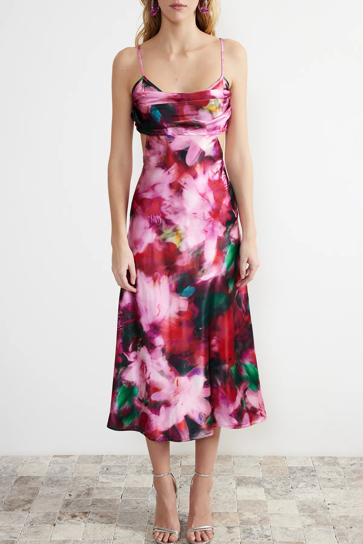 Trendyol Collection  Stilvolles Abendkleid aus gewebtem Satin mit Blumenmuster - Rosa und farbenfroh, TPRSS23EL00305