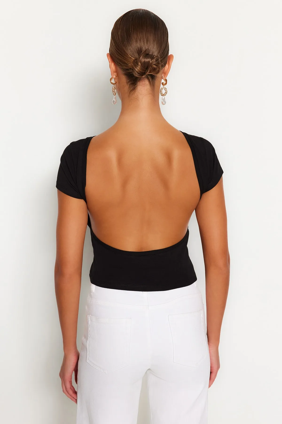 Trendyol Collection  Schwarze, rückenfreie, bauchfreie, dehnbare Strickbluse aus Baumwolle TWOSS23BZ00912