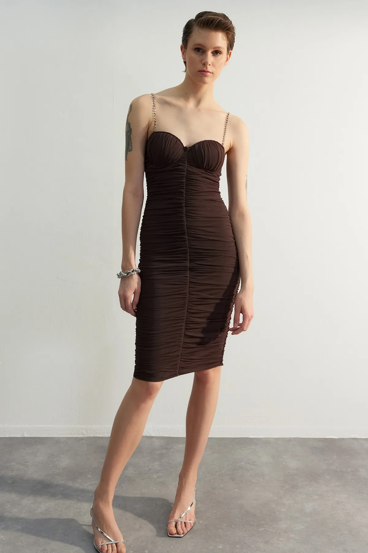 Trendyol Collection  Elegantes Abendkleid aus braunem Tüll mit Ausschnitten auf der Brust TPRSS23EL00412