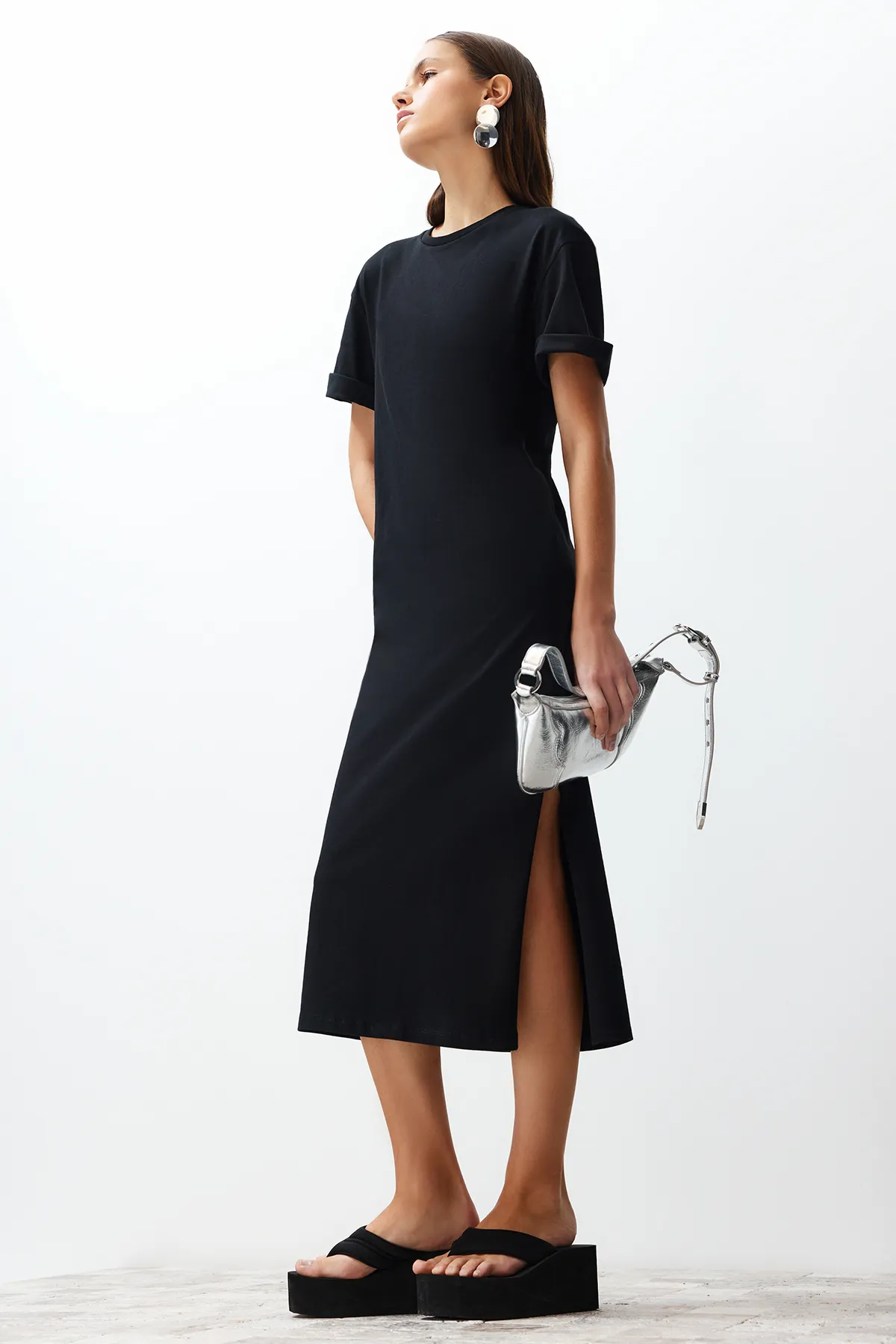 Trendyol Collection  Schwarzes, schlichtes T-Shirt-Kleid, 100 % Baumwolle, Schlitzdetail, Shift/bequemer Schnitt, Midi TWOSS24EL00140