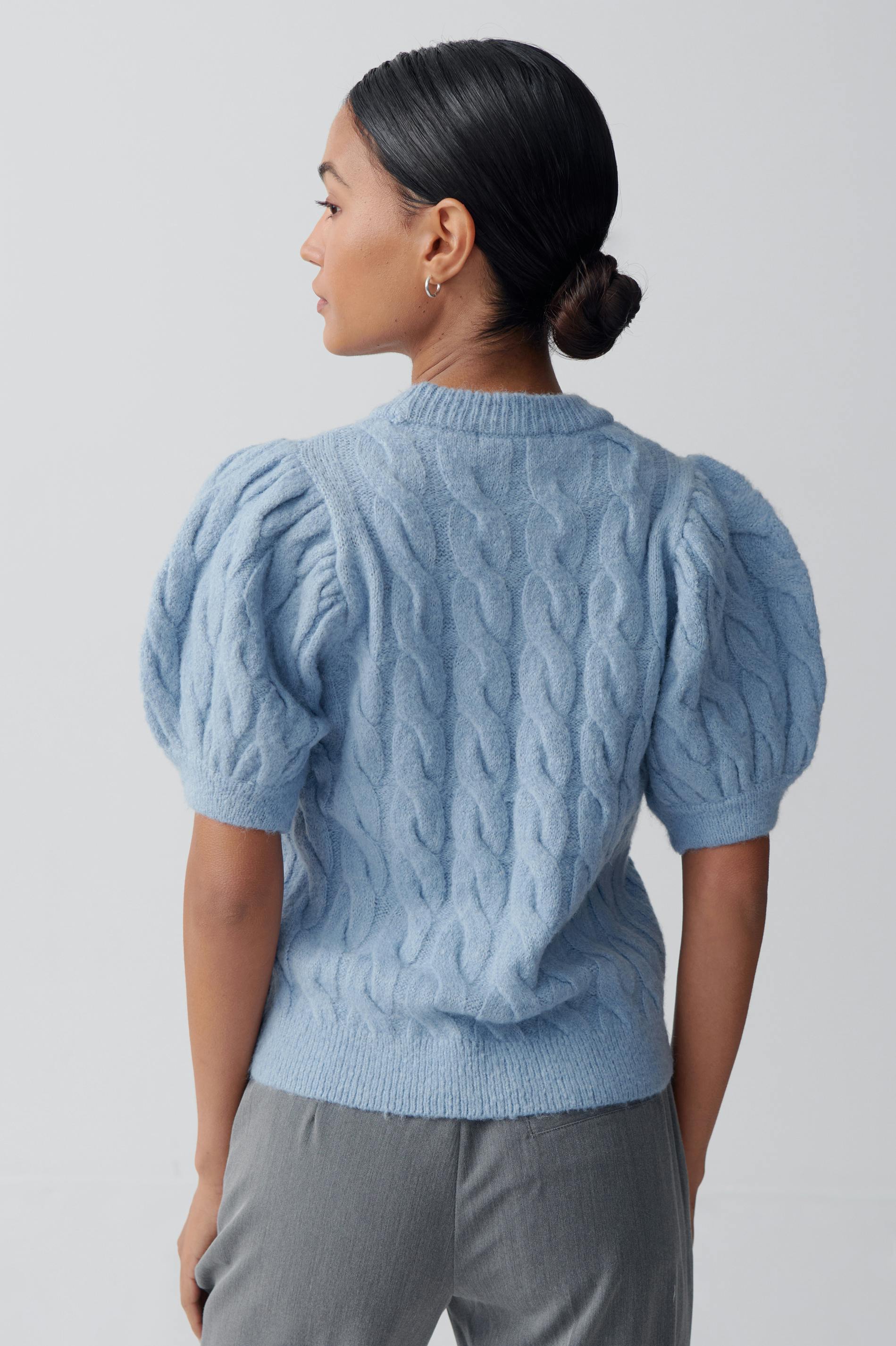 Knitted cable top