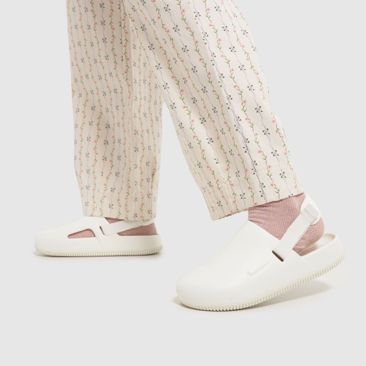 Nike – Calm mule-sandaler i vitt