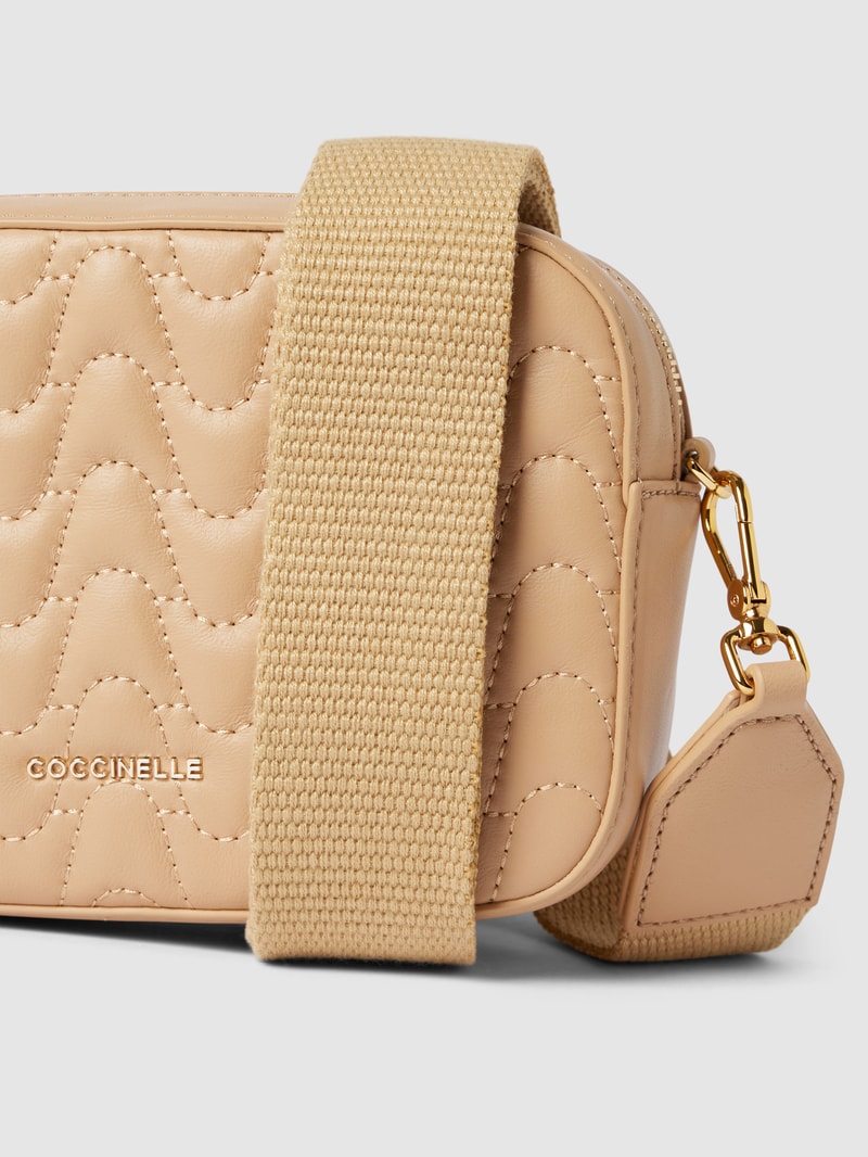 Umhängetasche mit Label-Applikation Modell 'TEBE MATELASSE' in beige