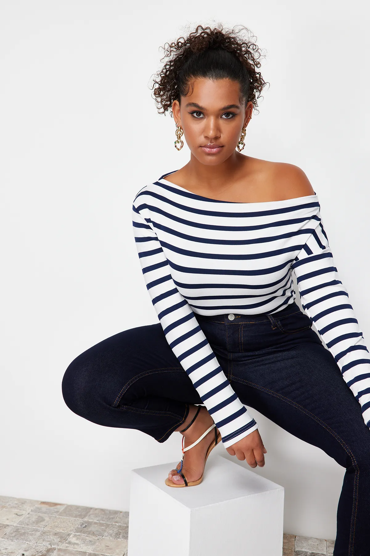 Trendyol Curve  Marineblau gestreifte Stretch-Strickbluse aus hochwertigem, weichem Stoff mit U-Boot-Ausschnitt und taillierter Passform TBBSS24AF00037