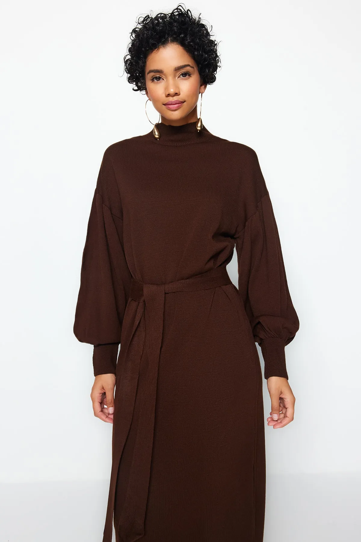 Trendyol Modest  Braunes Strickkleid mit Rollkragen und Ballonärmeln und Gürtel TCTAW24EB00023
