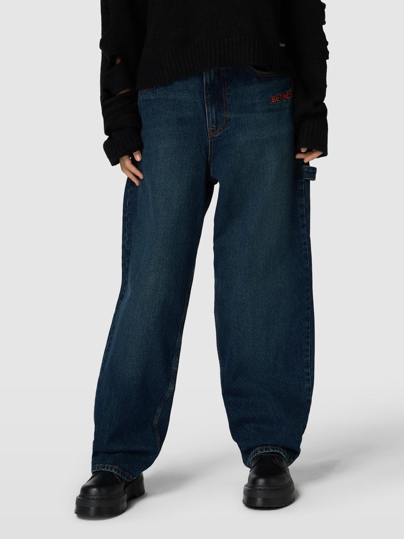 Jeans mit Motiv-Stitching in blau