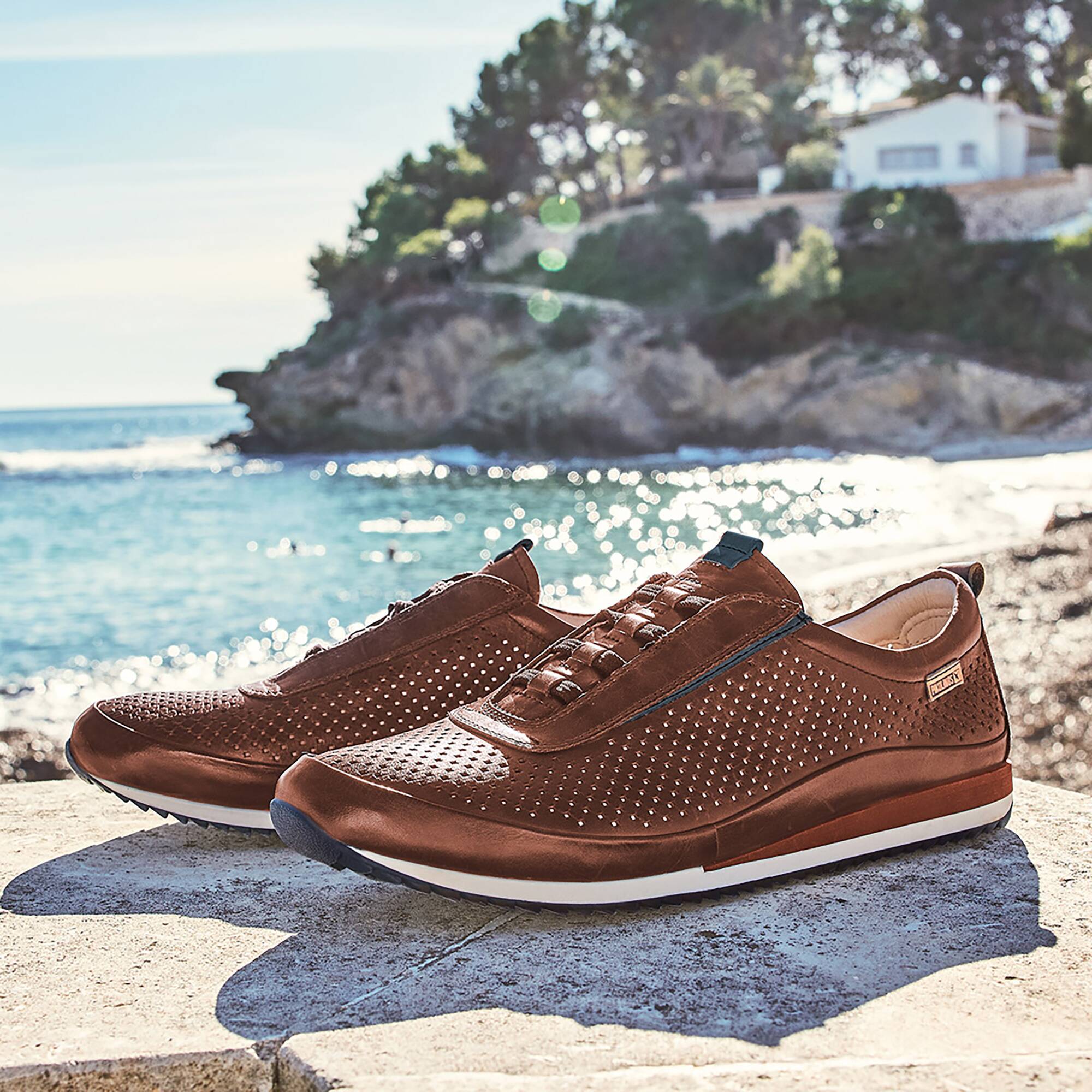 Buty sportowe męskie z gumką - SKÓRA