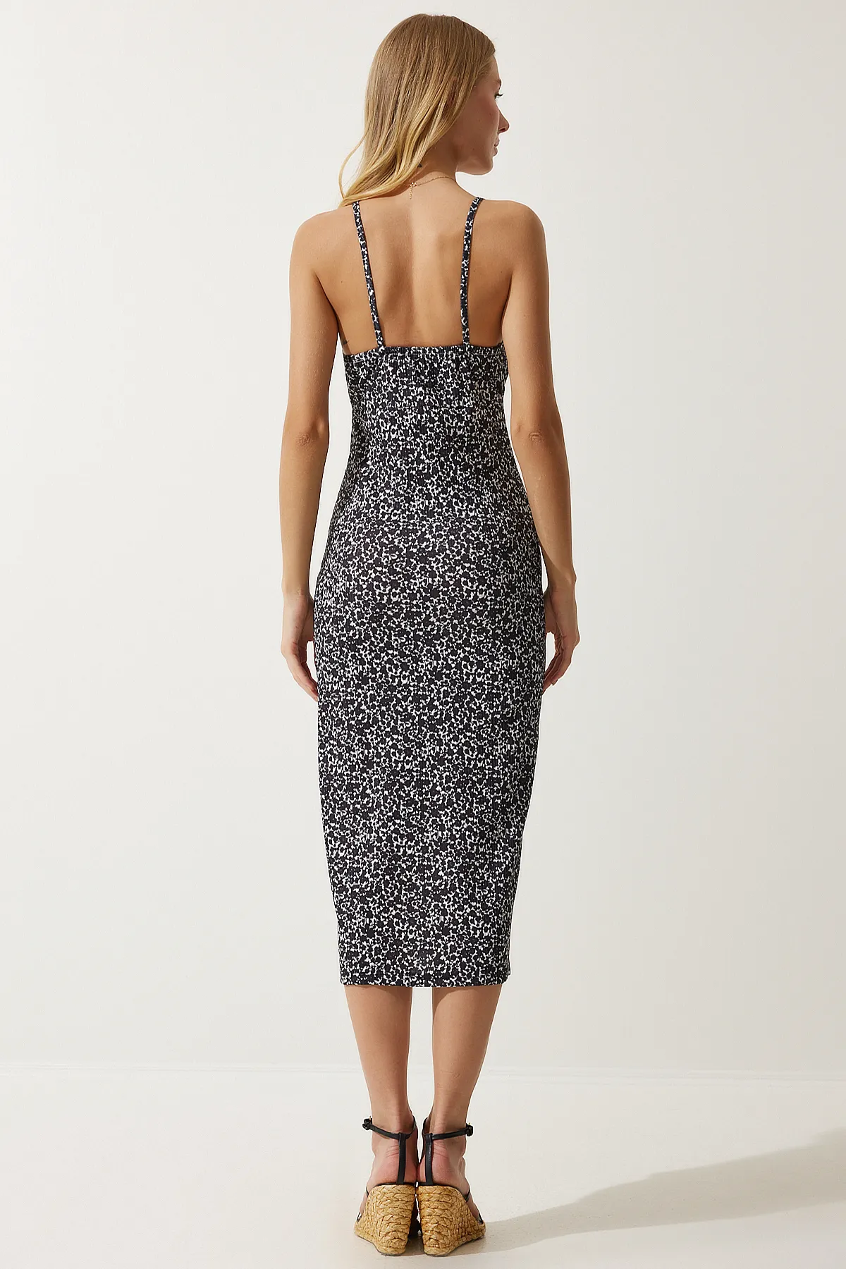 Happiness İstanbul  Schwarz-weißes Sommer-Strickkleid mit Blumenmuster und Schlitz für Damen CI00029