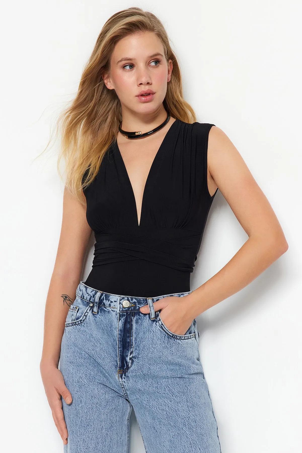 Trendyol Collection  Figurbetonter Stretch-Strickbody mit V-Ausschnitt und Druckknöpfen, Black Tie-Details TWOSS23BD00055